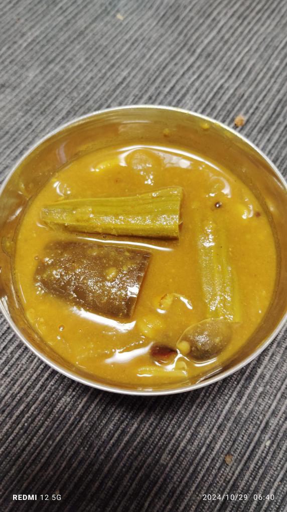 モリンガのサヤが入ったカレーの実物写真