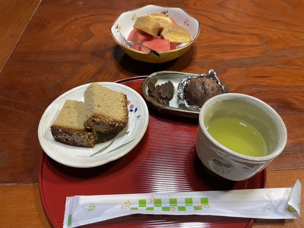栗屋さんが育てた栗やスイカ、奥様手作りのお漬物などのおもてなし