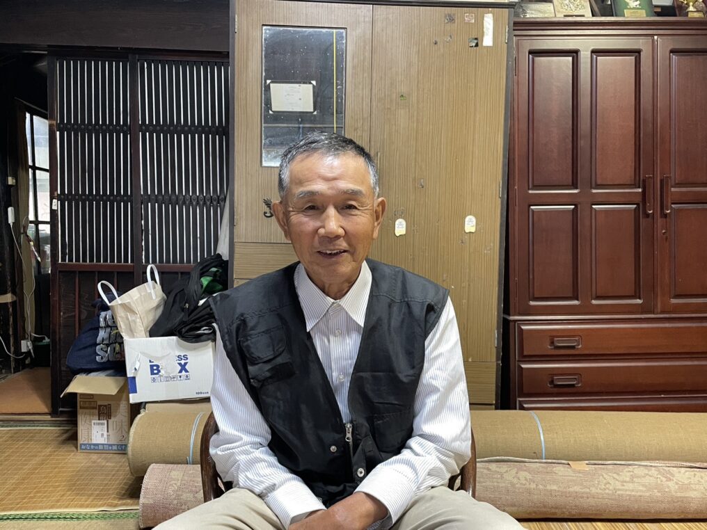 穏やかな笑顔で取材に応じる栗屋克範さん