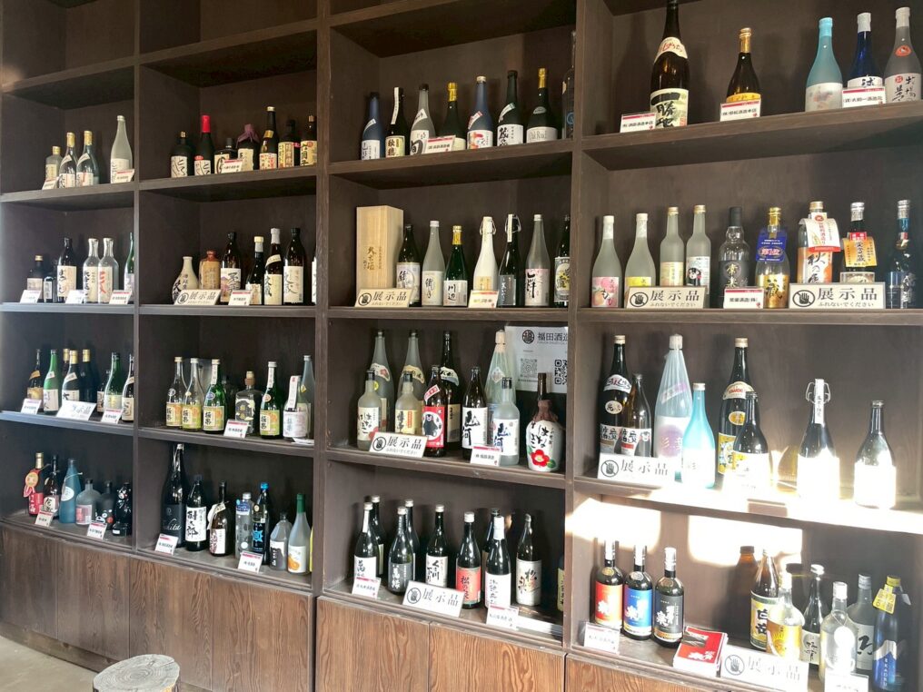 焼酎館に展示されている多種多様な銘柄の球磨焼酎のボトル
