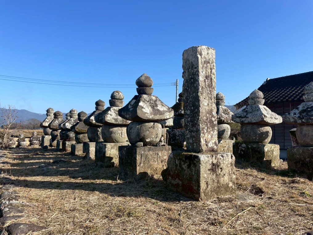 多良木相良氏の供養所である蓮花寺跡に残る中世の五輪塔群