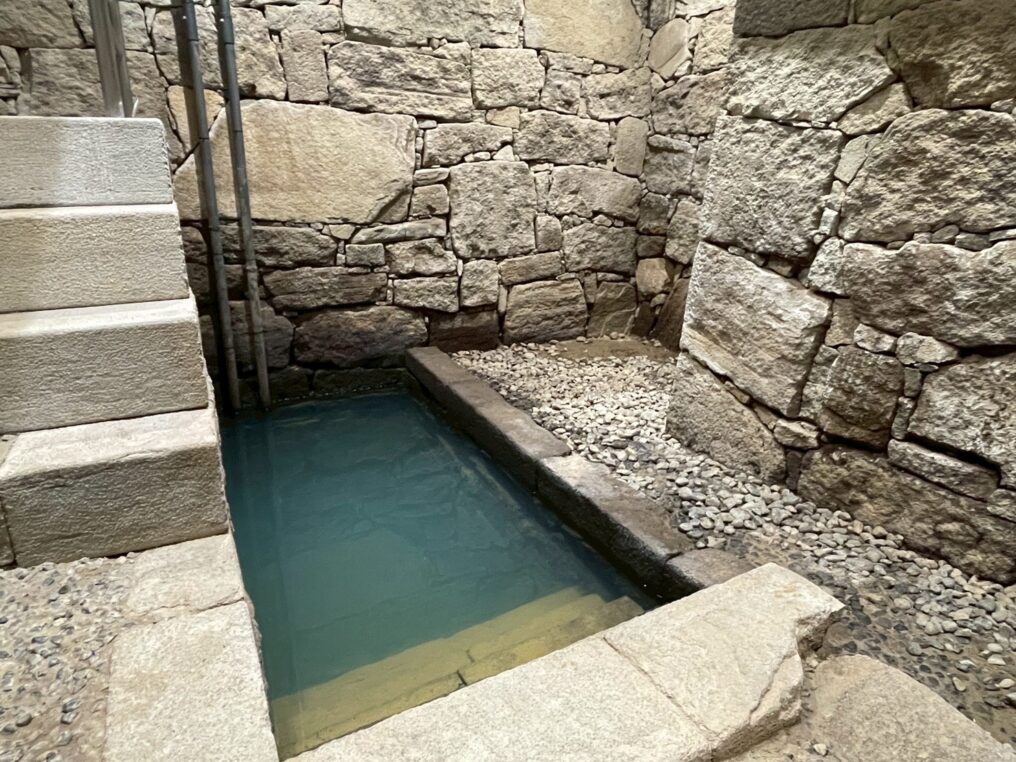 人吉城跡から発掘された用途不明の謎の地下室遺構と溜まった水