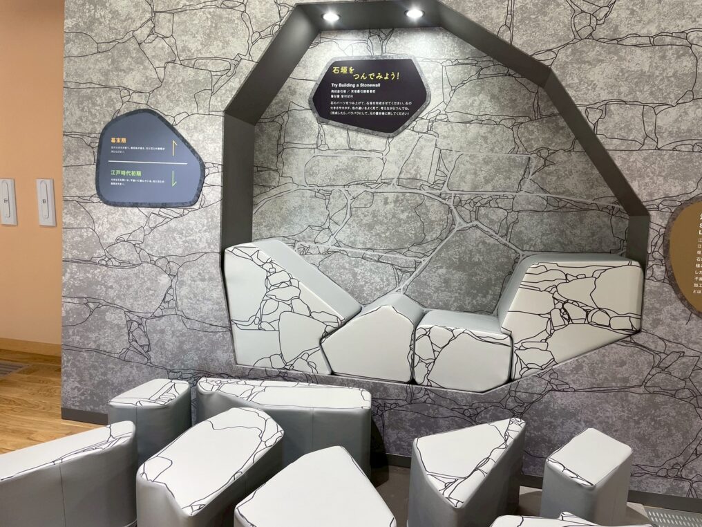 人吉城歴史館にある石垣を積む体験ができるクッションパズルコーナー