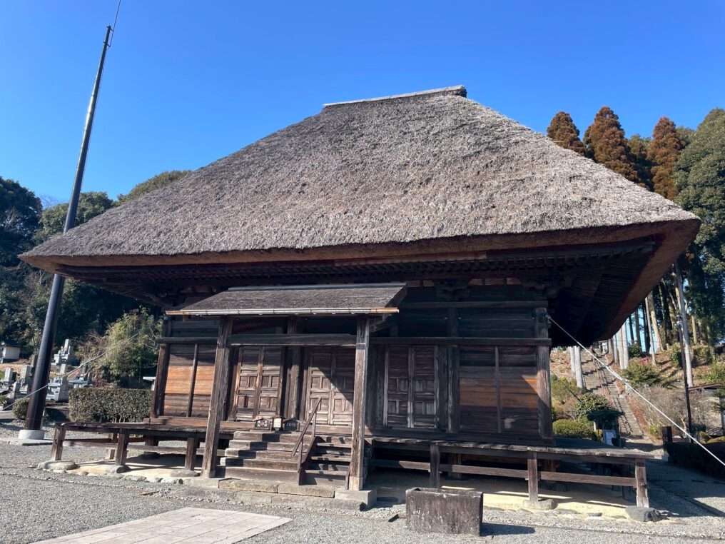 熊本県最大の茅葺屋根を持つ国指定重要文化財 青蓮寺阿弥陀堂の外観