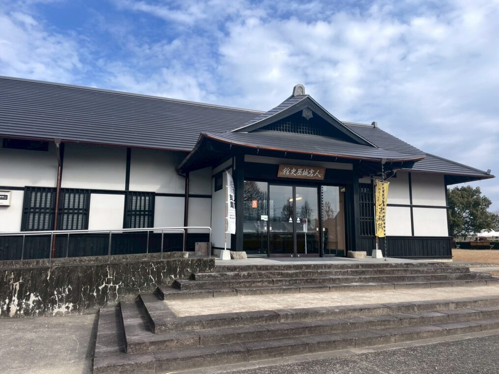 人吉城跡に隣接する人吉城歴史館の建物外観と入り口