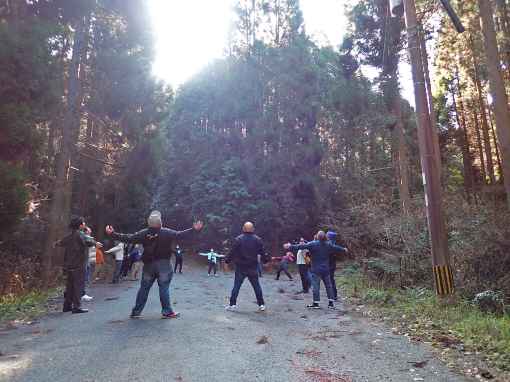 ラジオ体操で深呼吸する男性陣