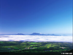 瀬の本レストハウス付近を覆う雲海