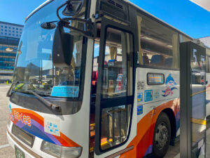 熊本駅5番乗り場に停車中の快速あまくさ号。湯島への旅はこのバスから始まる。