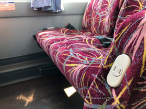 快速あまくさ号の車内座席。スマートフォンなどの充電に便利な電源コンセントが付いている。