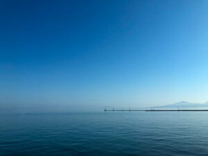 穏やかな天候の日に見られる、静かで美しい有明海の青い風景。