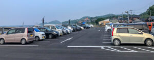 湯島行き定期船が出る江樋戸港の広い駐車場。車でのアクセス時に利用する。
