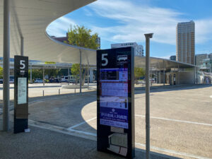 湯島行き快速あまくさ号が発着する、JR熊本駅前の5番バス乗り場。デジタル案内板が設置されている近代的なバス停。