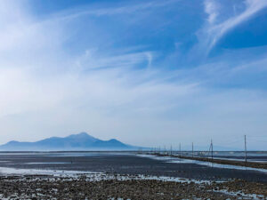 湯島への道中にある観光名所、満潮時には海に沈む道「長田部海床路」の風景。