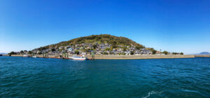 定期船から見た猫の島・湯島の港と集落のパノラマ風景。
