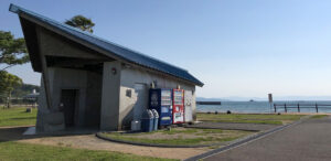 さんぱーるバス停の向かい側にある公衆トイレ。江樋戸港へ向かう途中で利用できる。