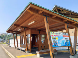 湯島へのアクセスの重要拠点となる「さんぱーる」のバス乗り場と待合室。