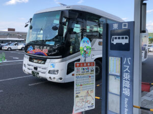 乗り換えに便利な宇土駅東口のバス乗降場と、停車中の快速あまくさ号。