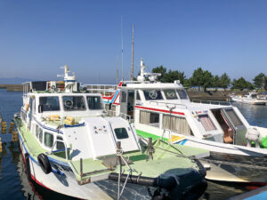 江樋戸港に停泊する2隻の湯島行き定期船「菊盛丸」と「昭和丸」。