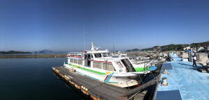 湯島へ渡る定期船が停泊している江樋戸港の桟橋の様子。