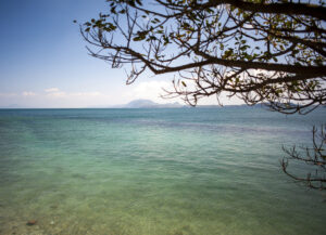 湯島から望む、透き通ったエメラルドグリーンの海と対岸の天草の風景。