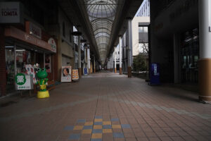 八代本町アーケードのレトロで懐かしい風景。人通りが少なく、自分のペースでゆっくりと散策や撮影が楽しめる静かな商店街。