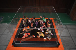 八代本町アーケードの街歩きで見つけた、ひな祭りの時期限定の飾り。地域の方が手作りした温かみのある雛人形。