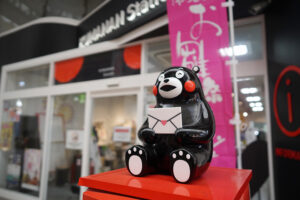 八代本町アーケードの入口にある「くまナンステーション」の郵便ポスト。上で手紙を持って座る姿が可愛い人気の撮影スポット。