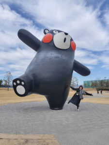 八代の人気観光スポット「くまモンポート八代」の巨大オブジェ。くまモンと同じポーズで楽しむ記念撮影はおすすめの写真スポット。