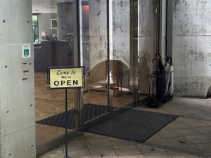 南阿蘇のカフェ「白水郷アートプレイス」のエントランス。「Come In We're OPEN」の看板がお出迎え