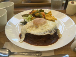 南阿蘇ランチにおすすめ、「白水郷アートプレイス」の人気メニューである目玉焼きのせハンバーグのアップ