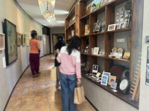 熊本観光で訪れたい「白水郷アートプレイス」の無料ギャラリー。多くの人がアート作品を鑑賞している様子