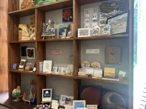 熊本・南阿蘇のお土産におすすめ。「白水郷アートプレイス」のショップに並ぶ作家ものの雑貨やアート作品