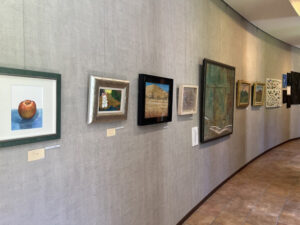 熊本・南阿蘇のカフェ併設ギャラリー「白水郷アートプレイス」の展示風景。壁に飾られた様々なジャンルの絵画を鑑賞できる