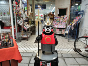 八代本町アーケードの見どころの一つ。書店に置かれた熊本の武将・加藤清正に扮した、珍しい甲冑姿のくまモン像。