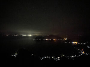 ミューイ天文台から見た天草の99万ドルの夜景と、天の川が広がる満天の星空。海には漁火が光る。