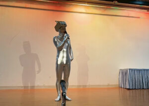 林業の安全啓発イベントで、キャラクター「安全星人」に扮してマイクを持つ國武智仁さん。