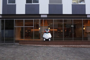 八代市内の病院前で発見したレアなくまモン。白衣と聴診器を身に着けた「ドクターくまモン」は散策中のサプライズ。