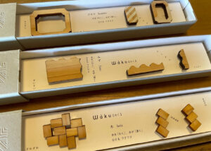 國武林業のプロジェクト「KEYCUS」で製作されたヒノキのアクセサリーや木のパズルなどの木工製品。