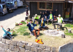 國武林業のオフィス前で笑顔で写真に収まる、國武信子さんと社員たち。チームワークの良さがうかがえる。 5. 事務所テラスからの風景