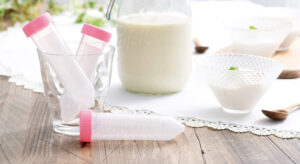 豆乳ヨーグルトの研究開発をイメージした写真。試験管に入った乳酸菌と、完成した美味しそうなヨーグルトがテーブルに並んでおり、科学的アプローチと食の楽しさを表現。