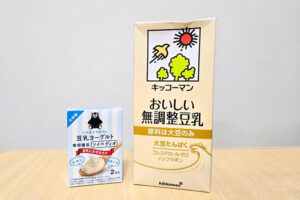 手作り豆乳ヨーグルトの作り方をイメージした写真。豆乳ヨーグルト専用種菌「ソイペディオ」と、キッコーマンの「おいしい無調整豆乳」が並べて置かれている。