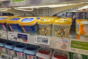スーパーマーケットの陳列棚に並ぶヨーグルト商品。フジッコの「まるごとSOYカスピ海ヨーグルト」が中央に置かれており、豆乳ヨーグルト市場の様子がわかる。